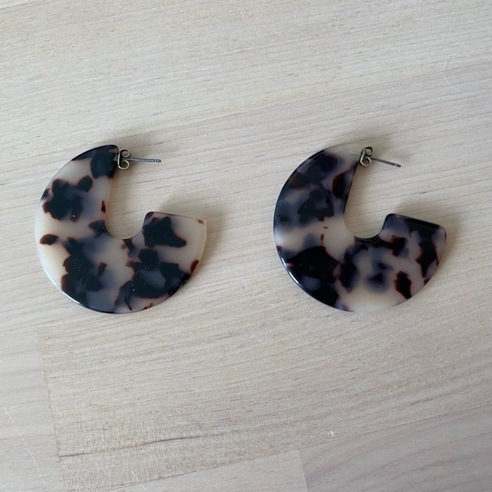 Tortoise Shell Colored Elegant Circular Earrings